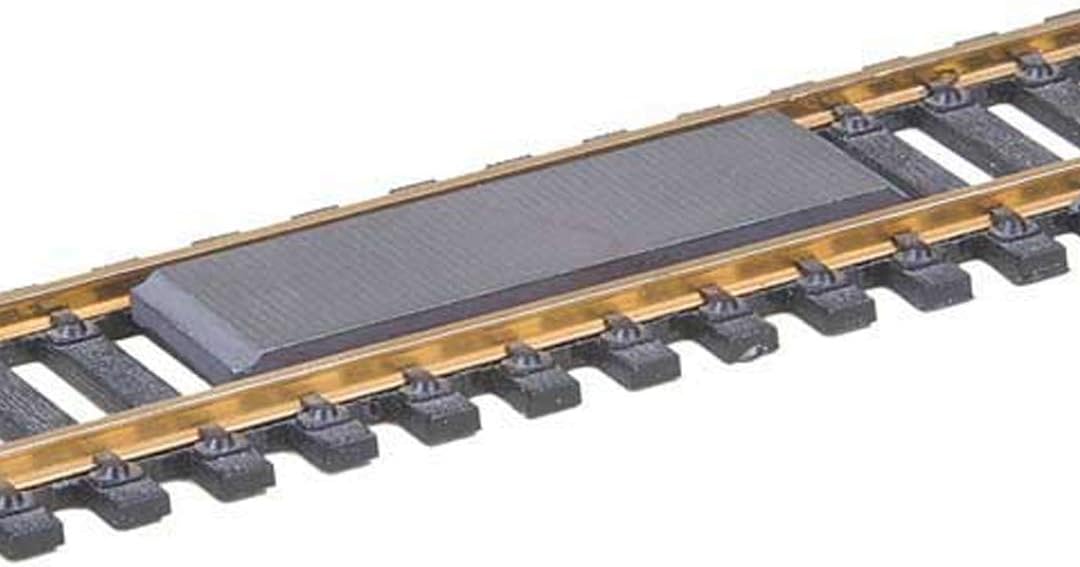 HO C83 Delayed Uncoupler, Between the Rails