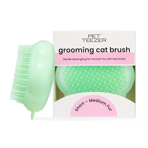 Pet Teezer Cat Brush for De-Shedding Short to Medium Fur, Green